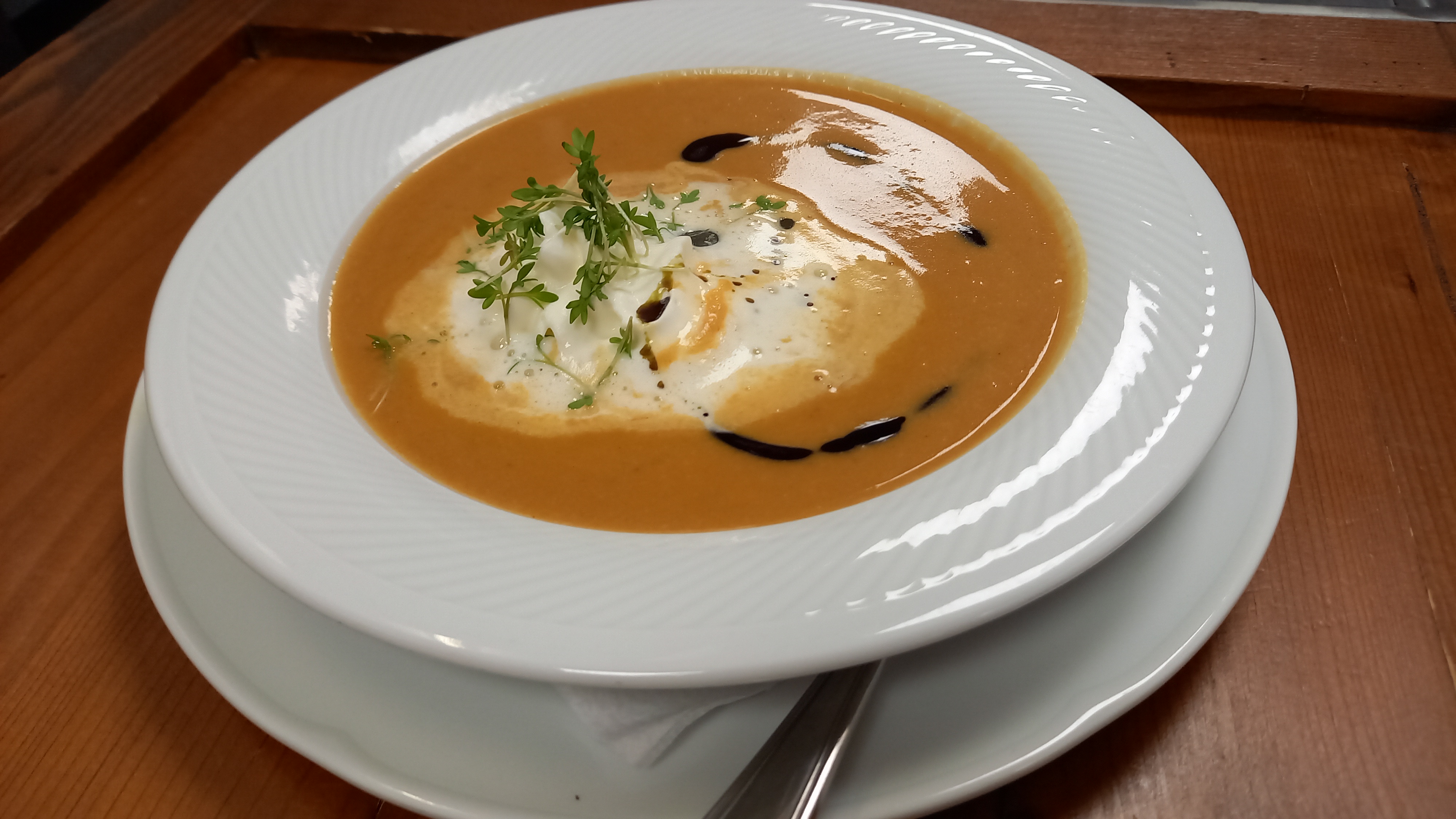 Kürbis-Ingwer-Suppe mit Sahne und Kürbiskernöl