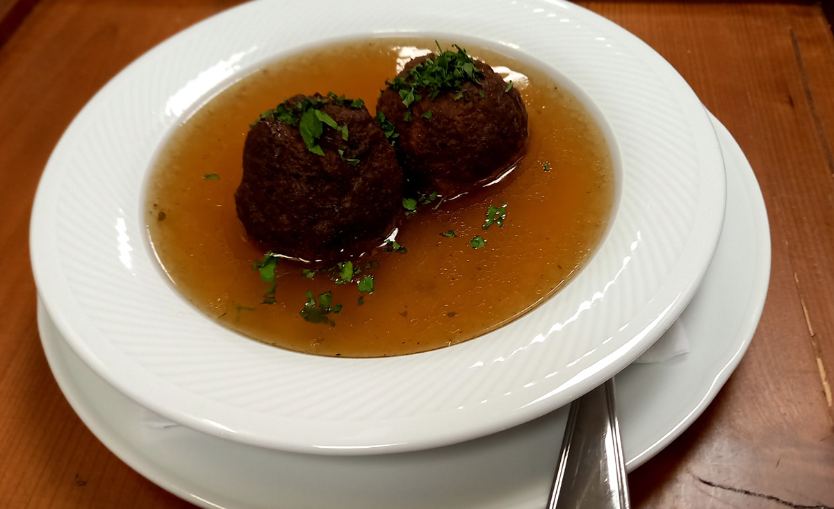 2 hausgemachte Leberknödel in der Rindsuppe