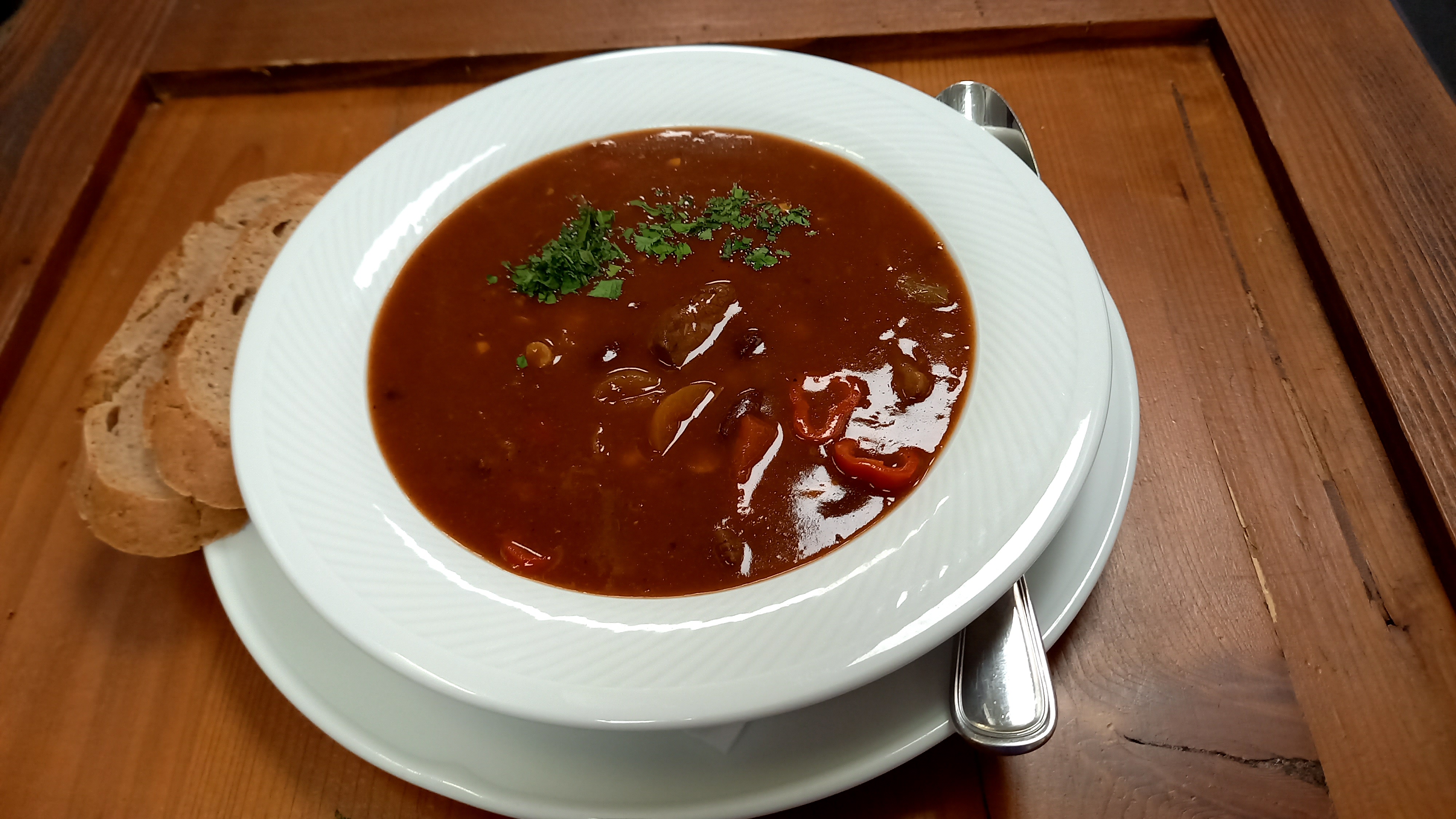 Steakhaus-Suppe mit Brot