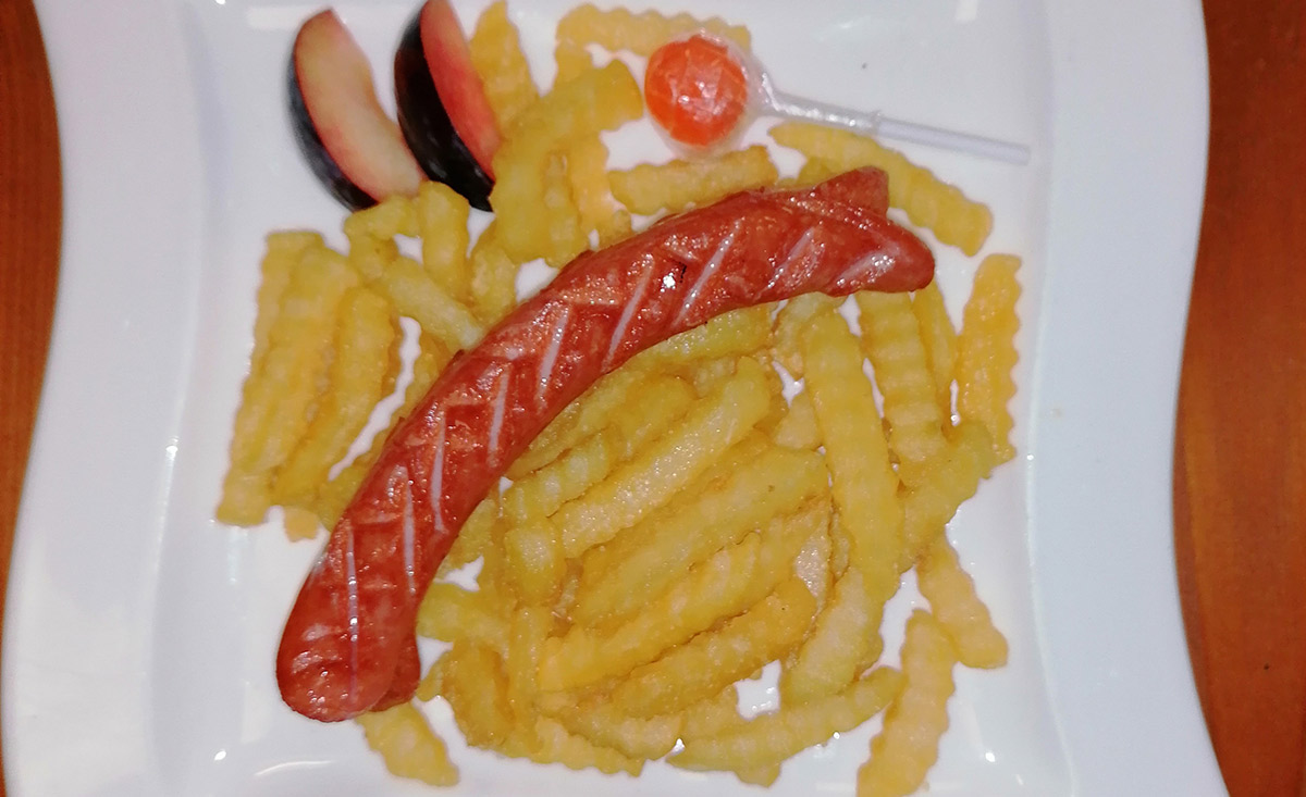 Goofy Grillwürstchen mit Pommes