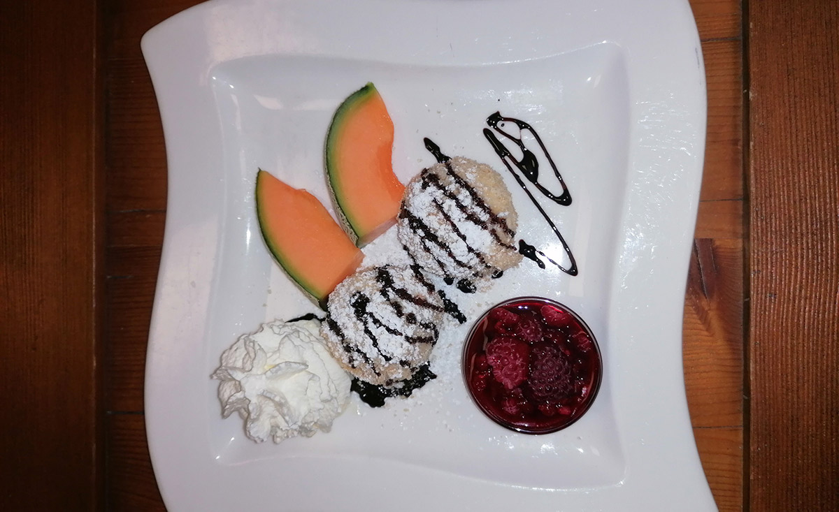 Topfennougatknödel mit warmen Himbeeren