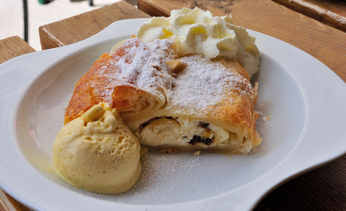 Topfenstrudel mit Sahne oder Vanilleeis