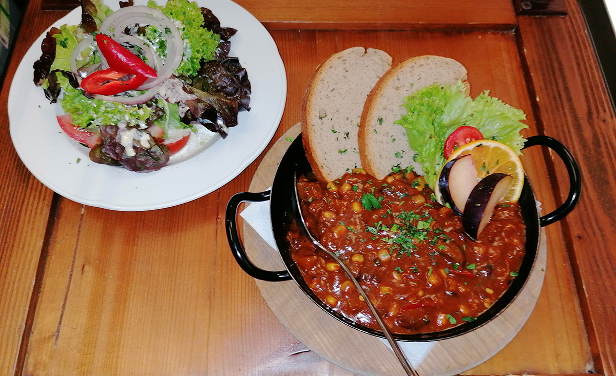 Chili con carne mit Salat und Brot